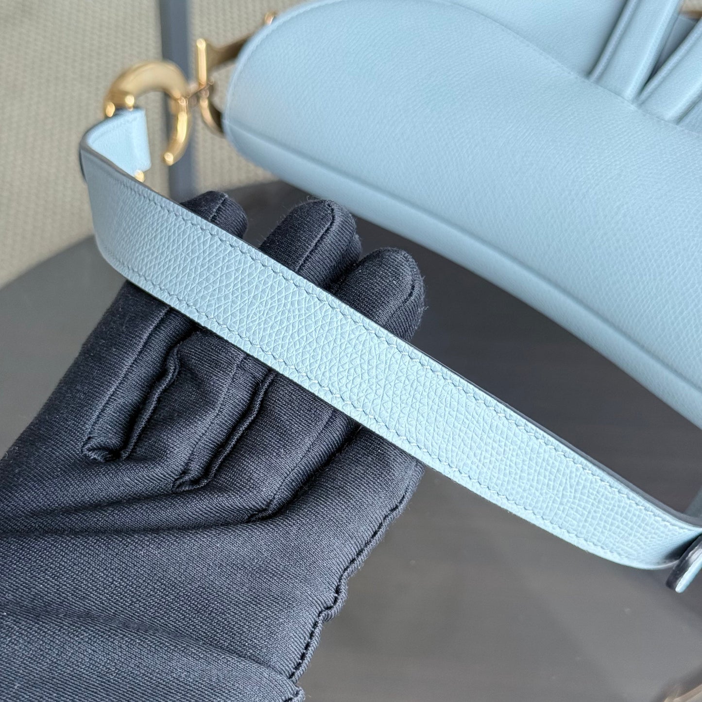 Kovancy Selle Medium - 25 cm en cuir de veau grainé bleu brume, accessoires dorés