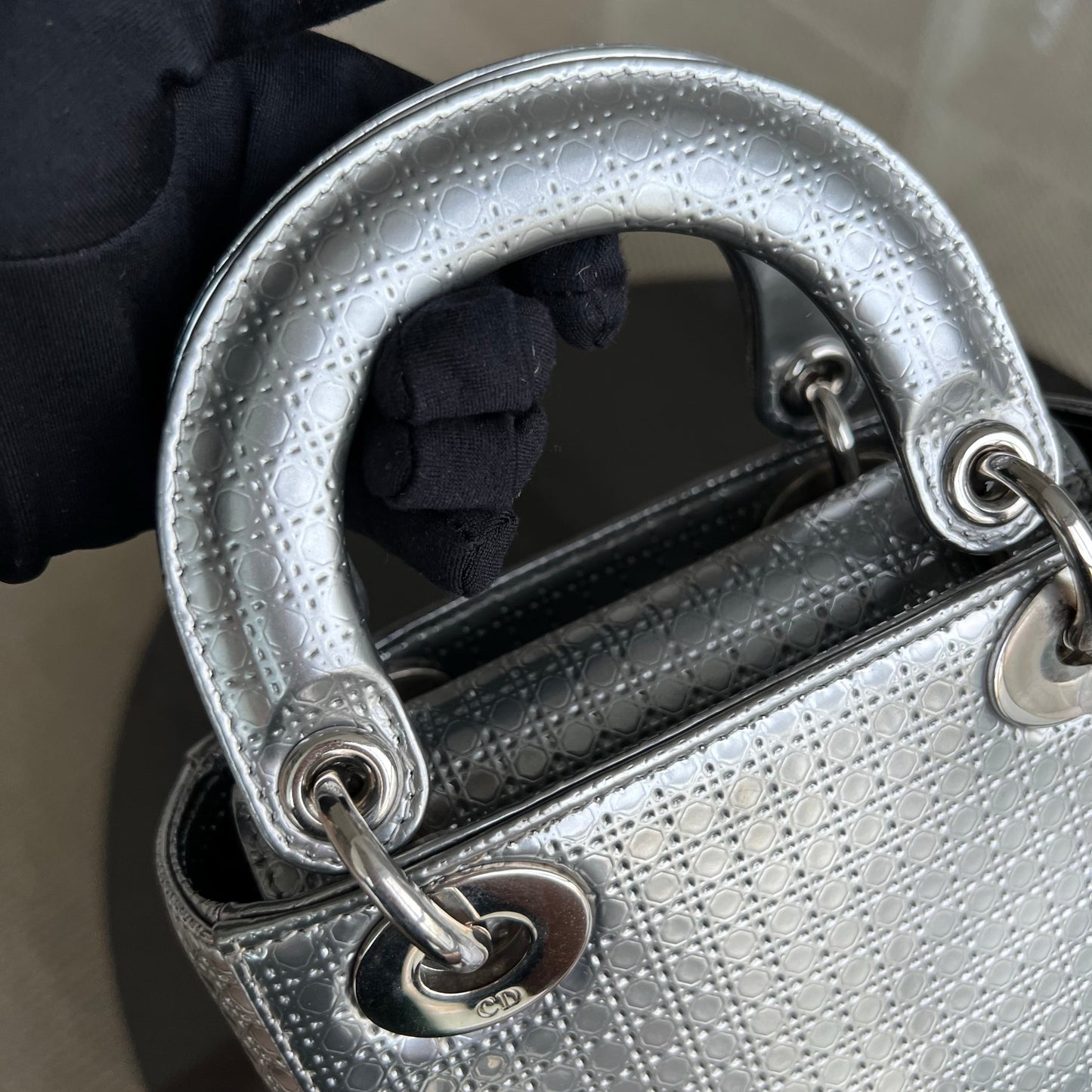 Kovancy Lady Mini - Bandoulière chaîne en cuir de veau métallisé Micro Cannage avec quincaillerie argentée