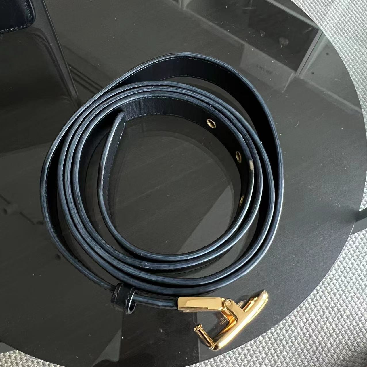 Kovancy 30 Montaigne - Cuir de veau lisse noir accastillage doré avec bandoulière