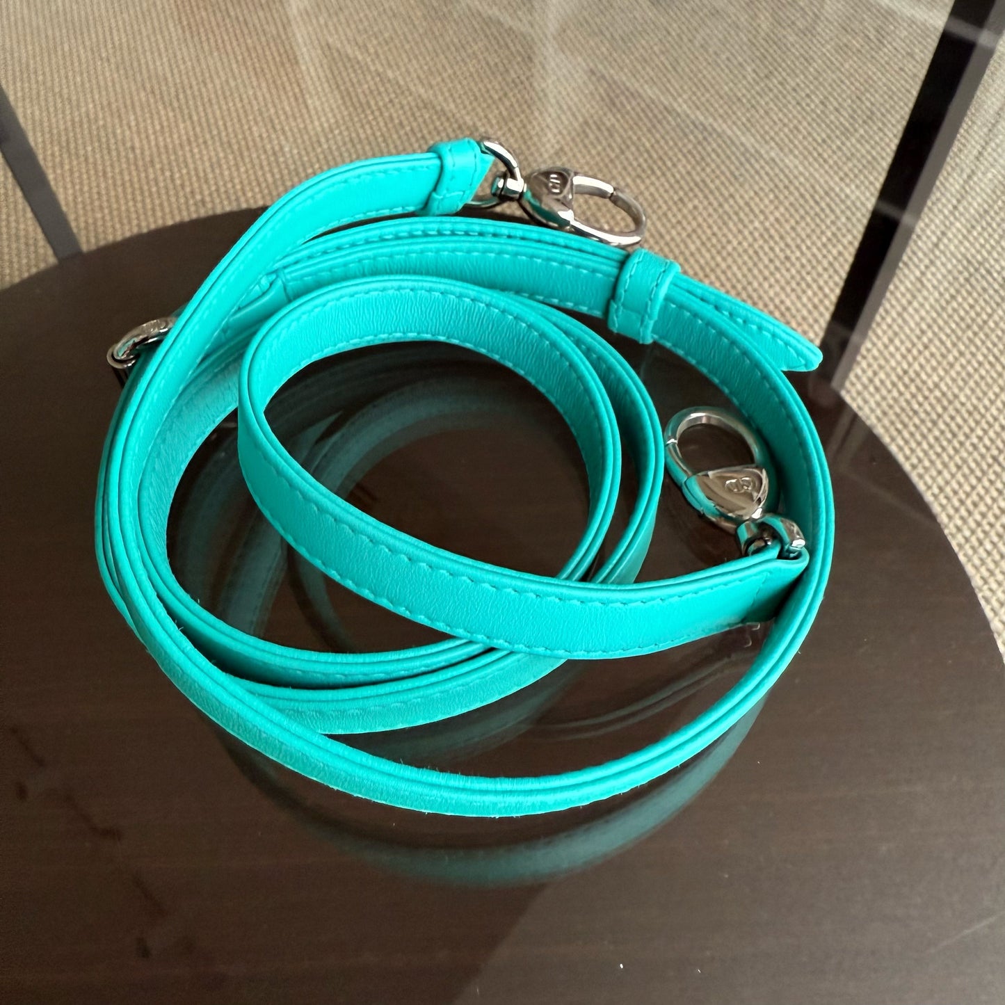 Kovancy Lady Mini - Sangle réglable en cuir d'agneau Cannage bleu cyan et matériel argenté