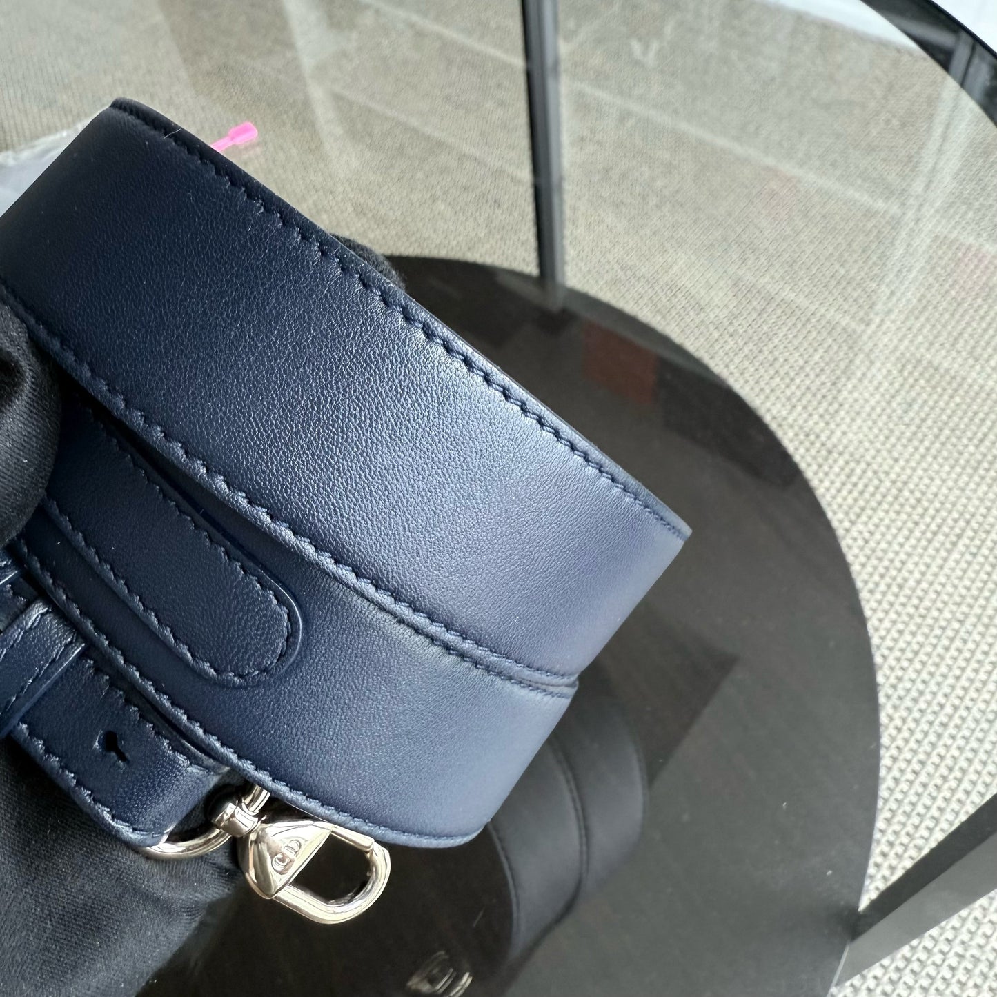 Kovancy Lady Petit rabat - Cuir d'agneau Cannage bleu marine foncé, accessoires dorés avec breloques