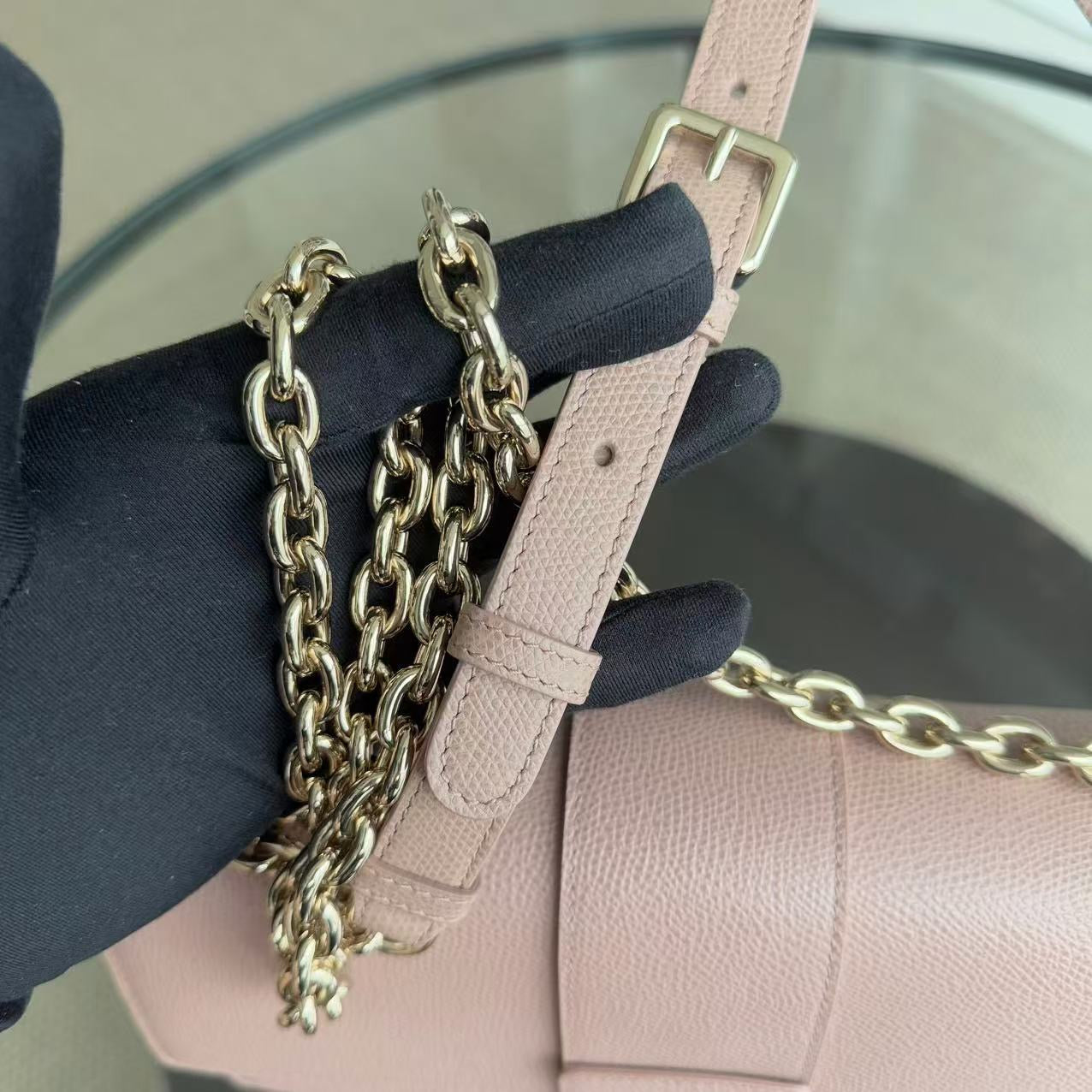 Kovancy Sac Chaine 30 Montaigne - Cuir de Veau Grainé Caviar Nude Rose Accastillage Doré