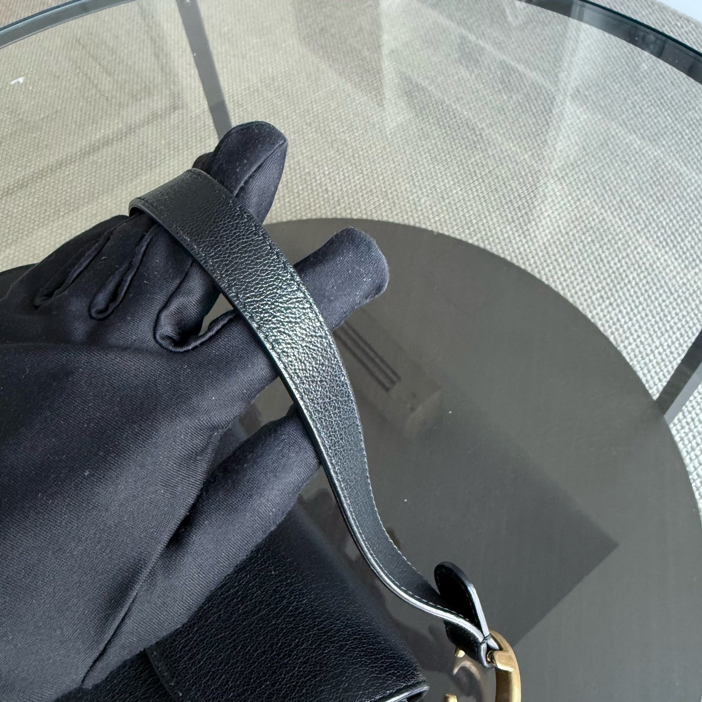 Kovancy Selle Medium - 25 cm en cuir de veau noir et finitions dorées