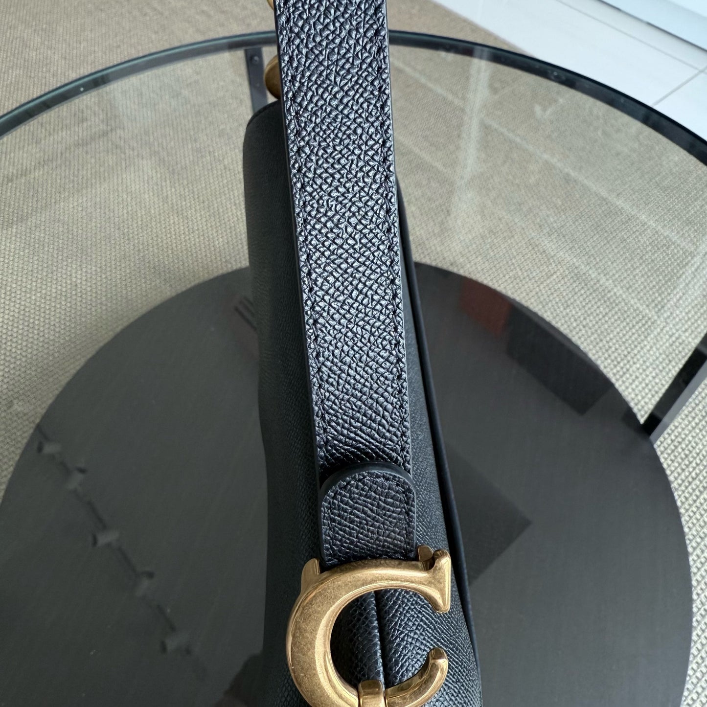Kovancy Selle Medium avec sangle - Cuir de veau grainé noir, finitions dorées