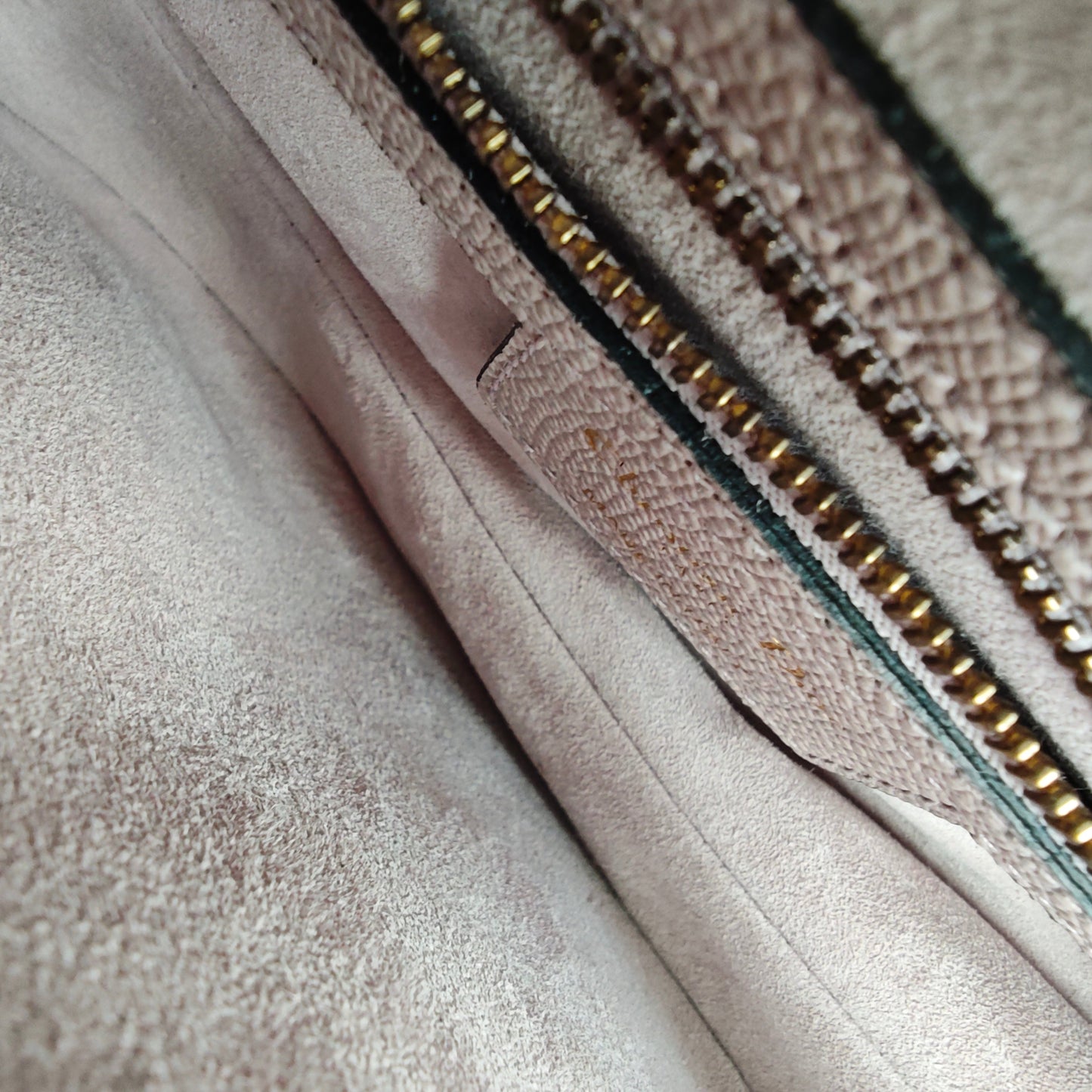 Kovancy Saddle Medium - Rose clair caviar, finitions dorées