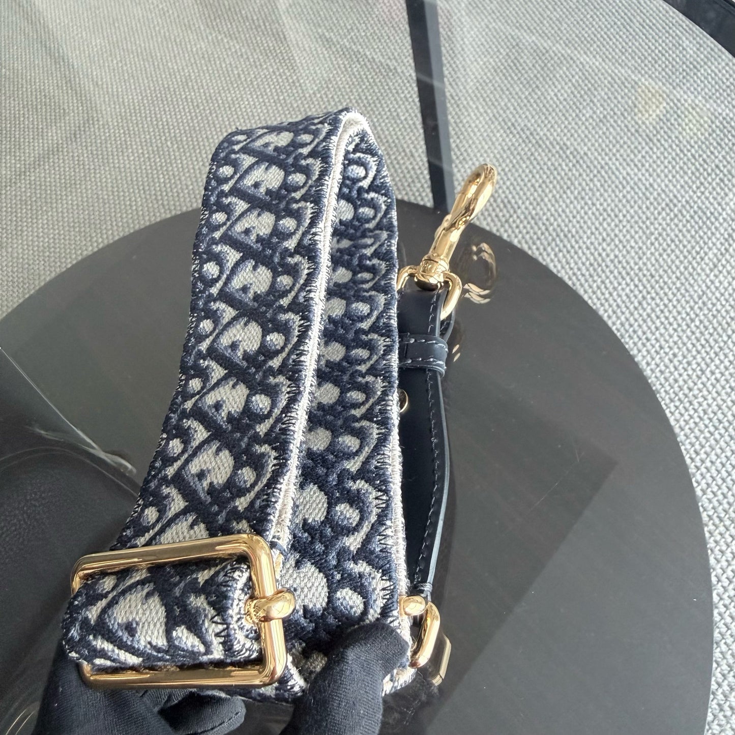 Kovancy Bijou Bobby Large - Cuir caviar noir, finitions dorées, bandoulière