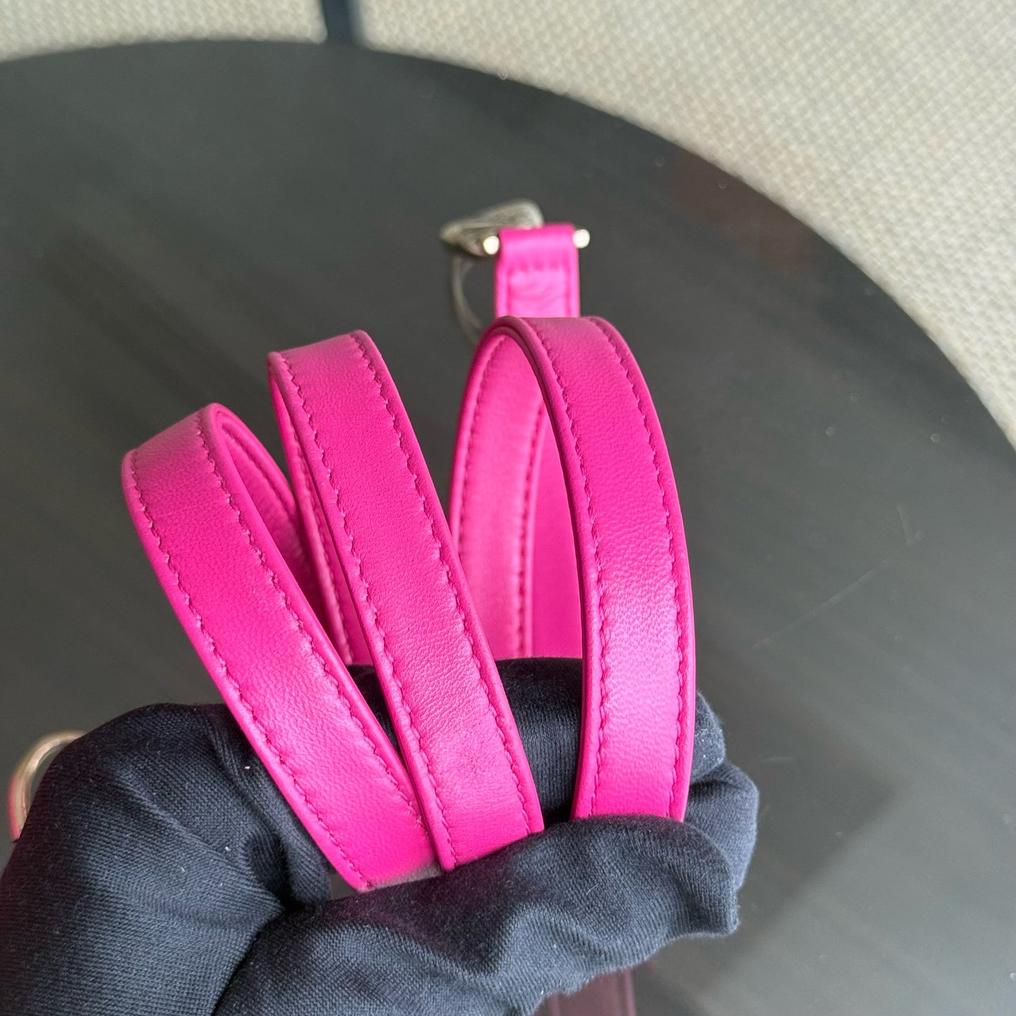 Kovancy Lady Mini - Bandoulière réglable en cuir d'agneau Cannage rose vif avec quincaillerie dorée