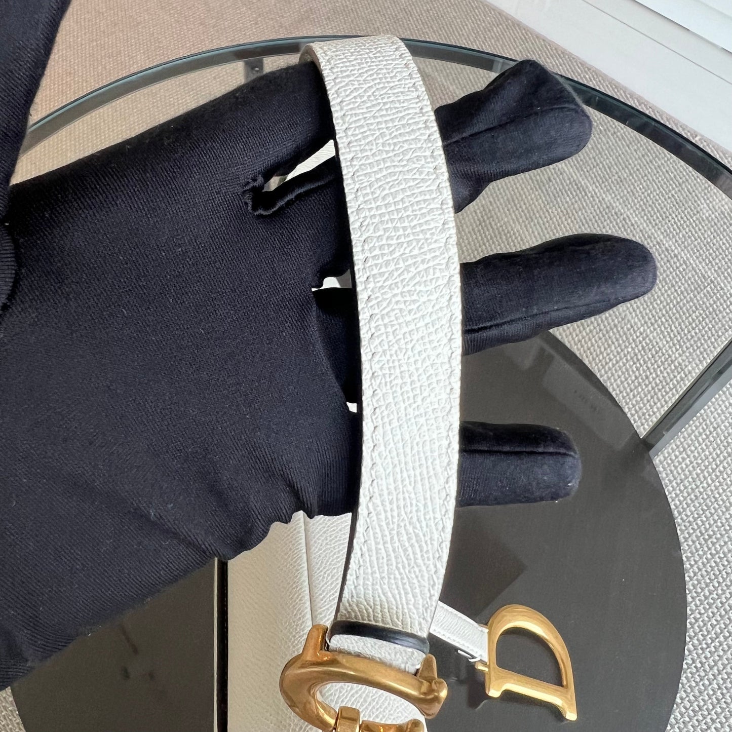Kovancy Saddle Medium - Cuir de veau grainé, finitions en or blanc