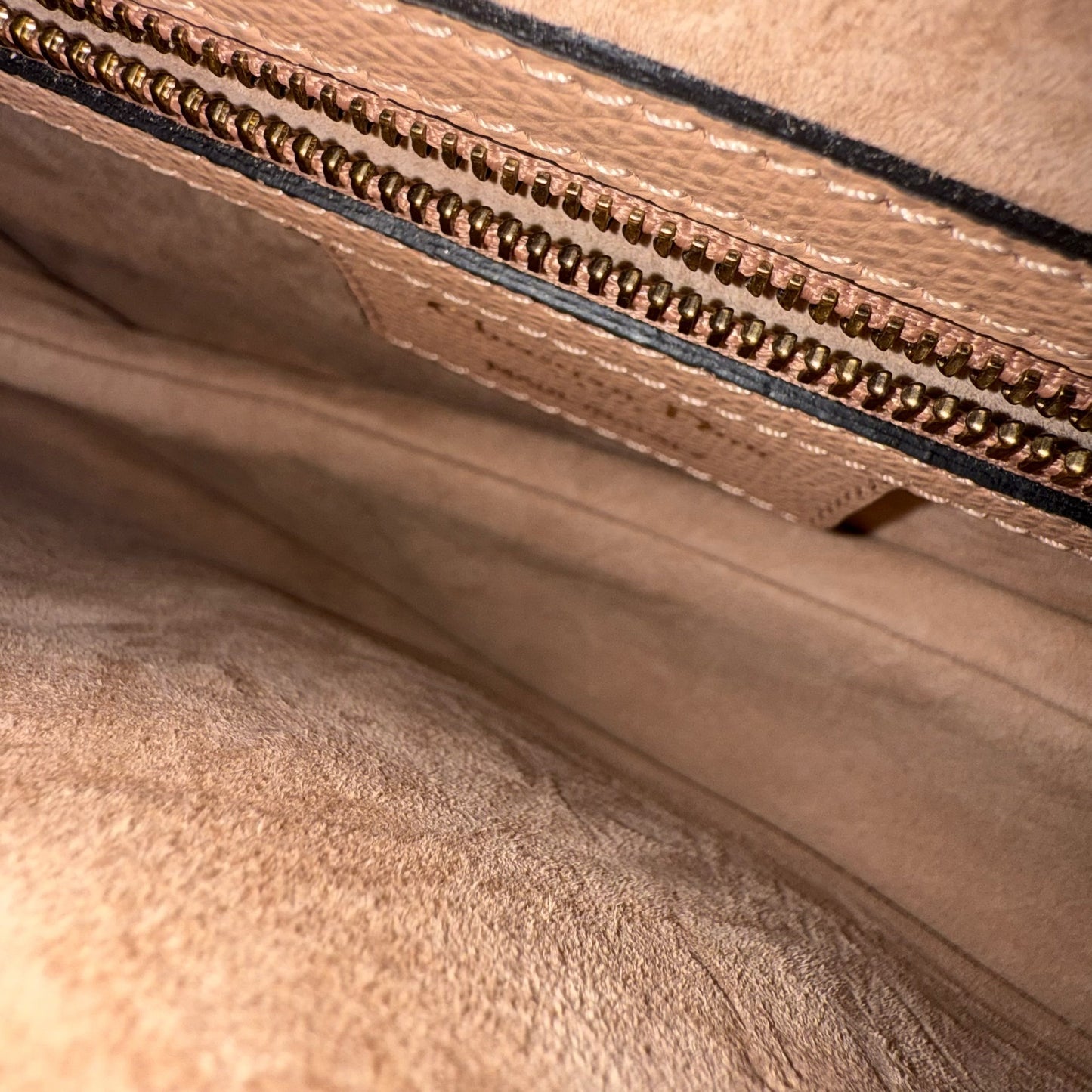 Kovancy Saddle Medium - Cuir de veau grainé Nude Rose Blush Ferrures dorées