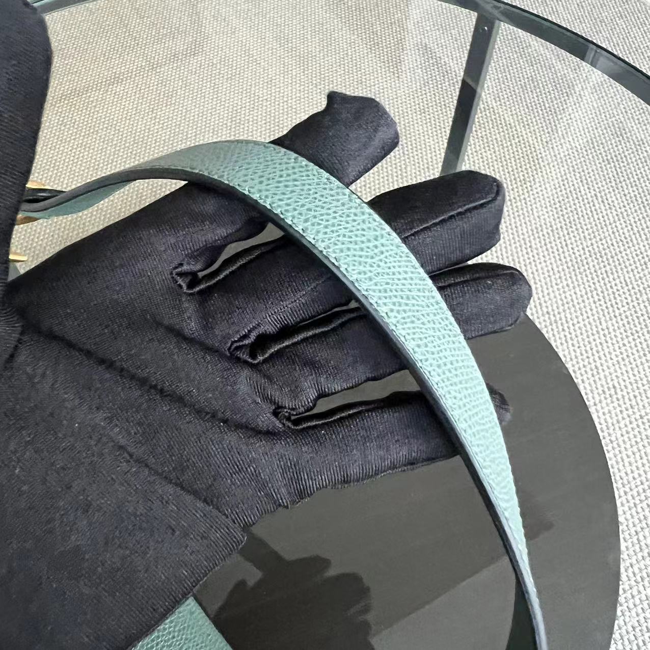 Kovancy Saddle Medium - Cuir de veau grainé 25CM Haze Green Hardware doré