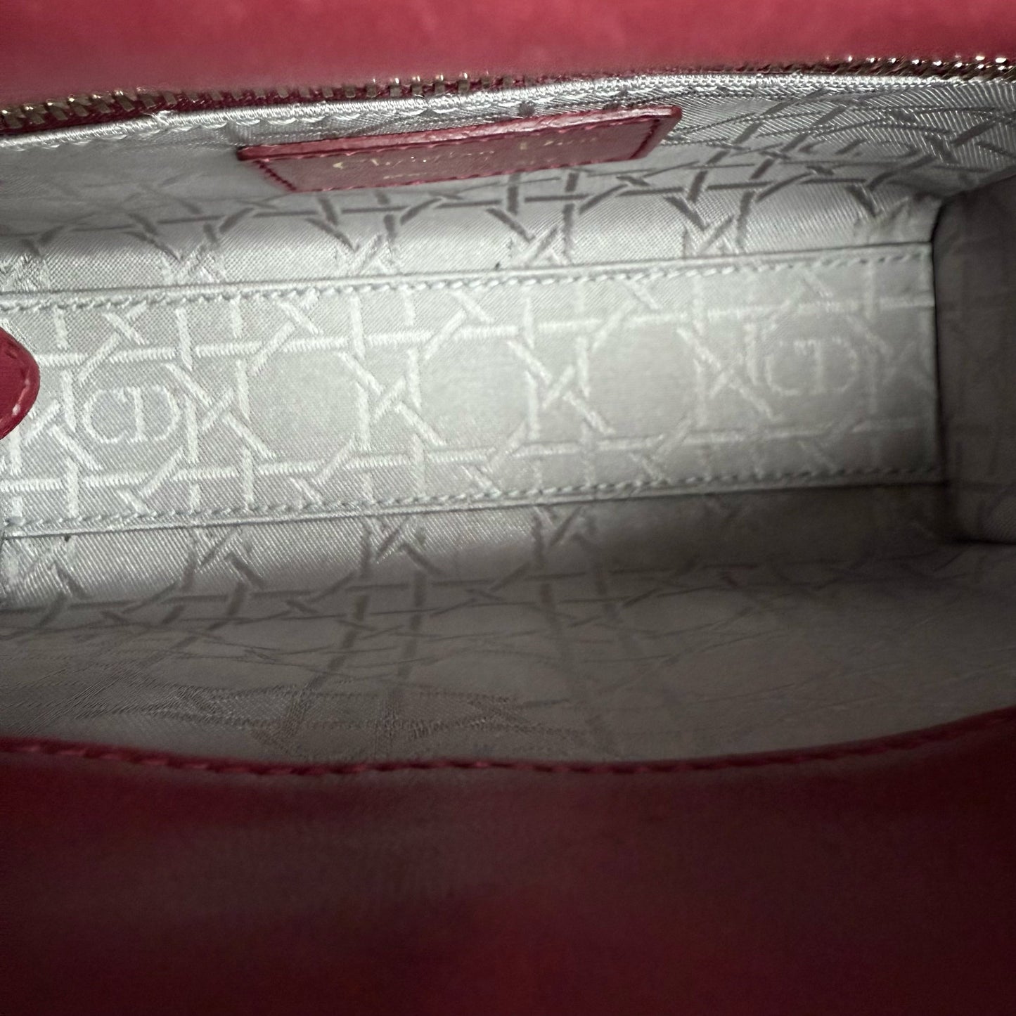 Kovancy Lady Mini - Bracelet chaîne en cuir d'agneau Cannage rouge foncé avec quincaillerie dorée