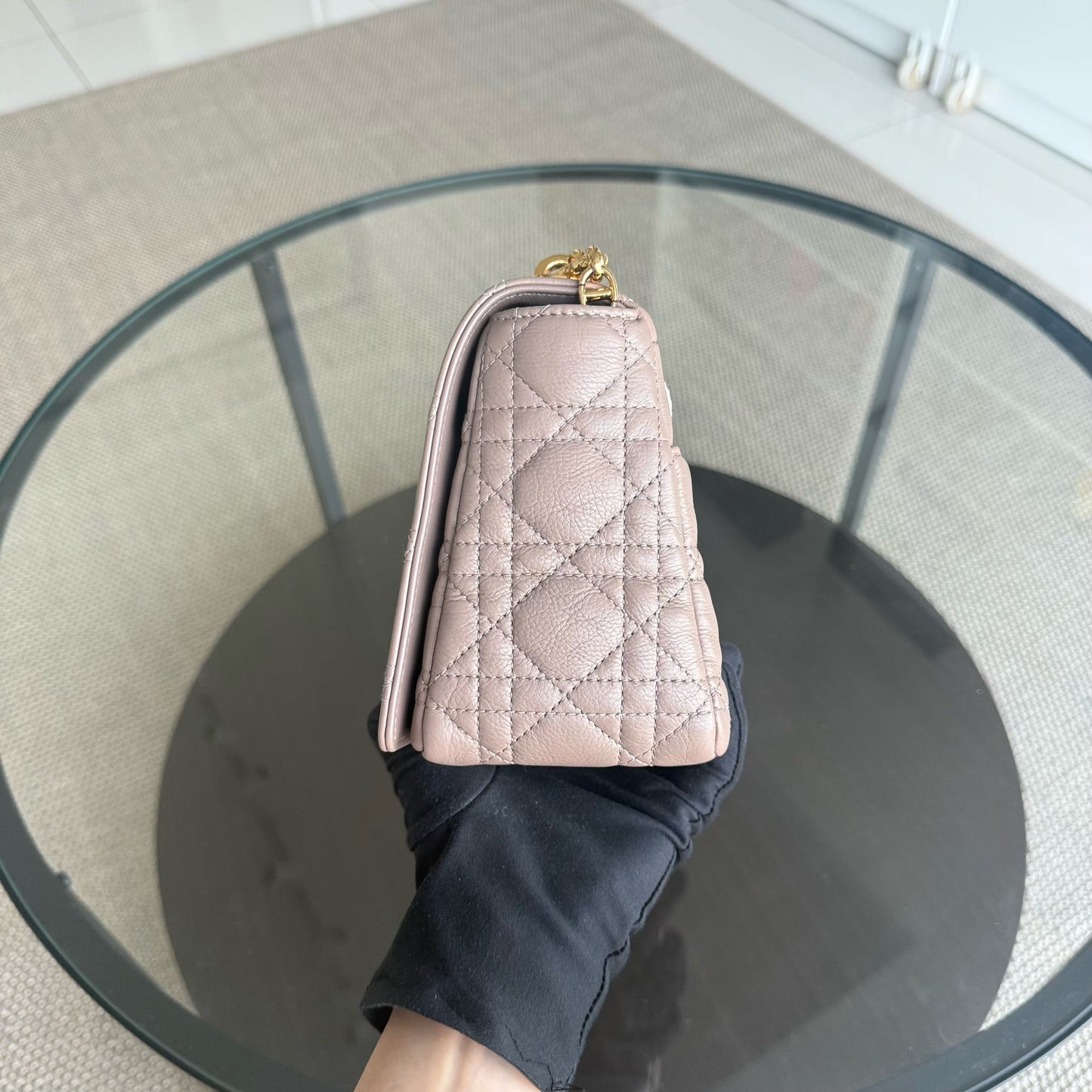 Kovancy Sac Caro Medium - 25CM en cuir de veau Cannage Milktea Blush Quincaillerie dorée