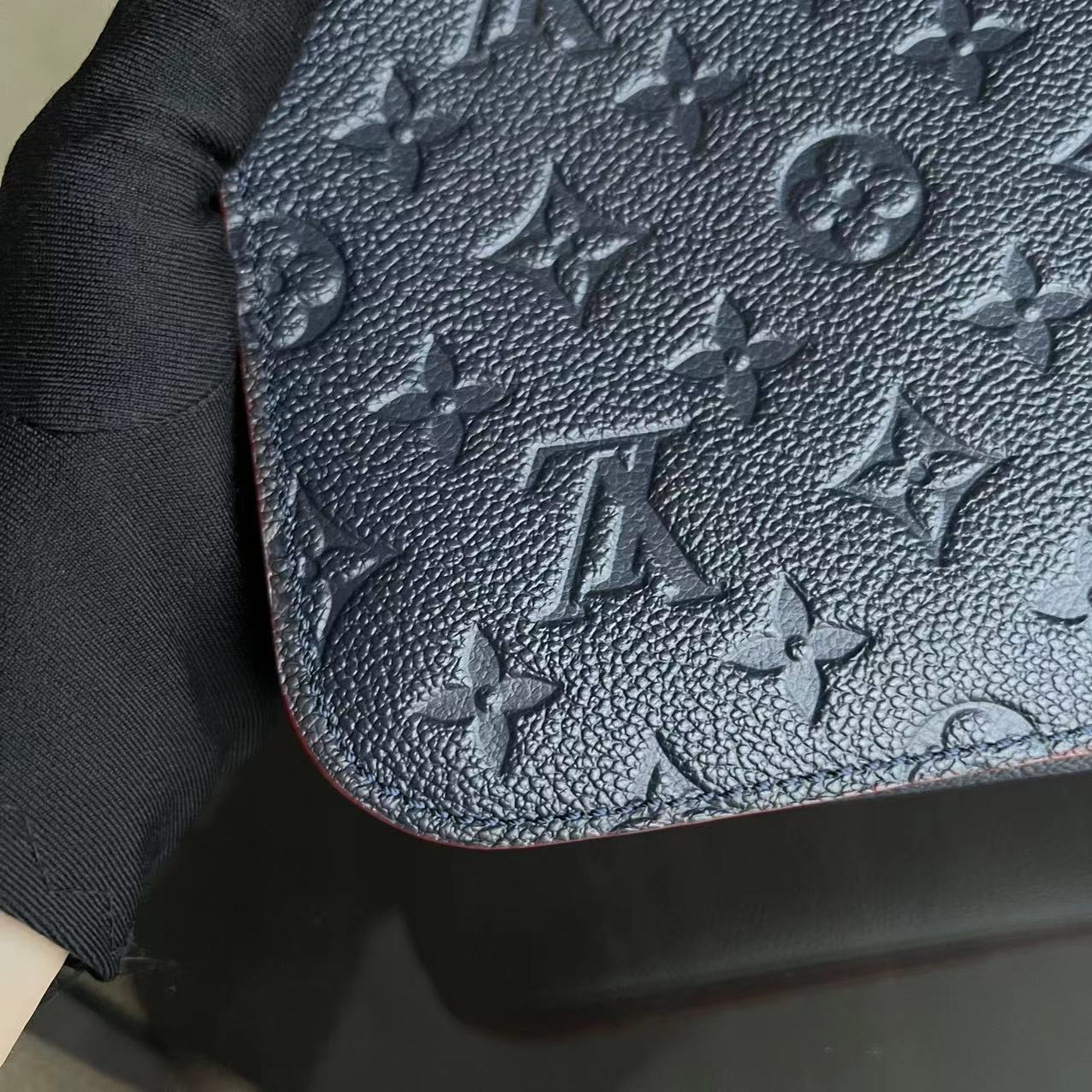 Kovancy Pochette Metis Calfskin Empreinte Marine Rouge Matériel Doré