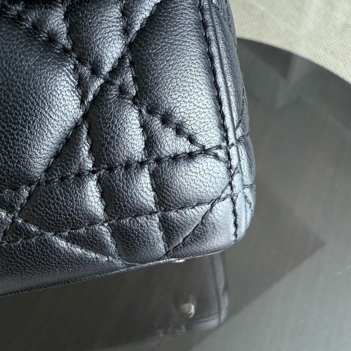 Kovancy Lady Mini - Sangle à chaîne en cuir d'agneau Cannage noir et matériel argenté