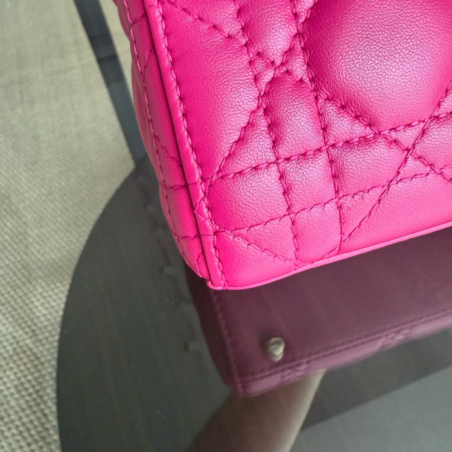 Kovancy Lady Mini - Bandoulière réglable en cuir d'agneau Cannage rose vif avec quincaillerie dorée