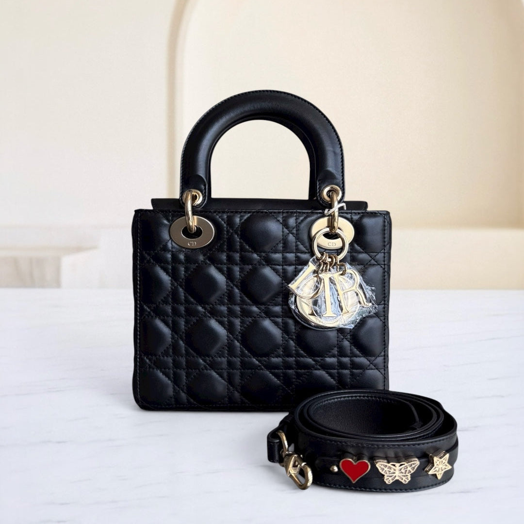 Kovancy Lady Petit rabat MyABC - Breloque ABC en cuir d'agneau Cannage noir et doré