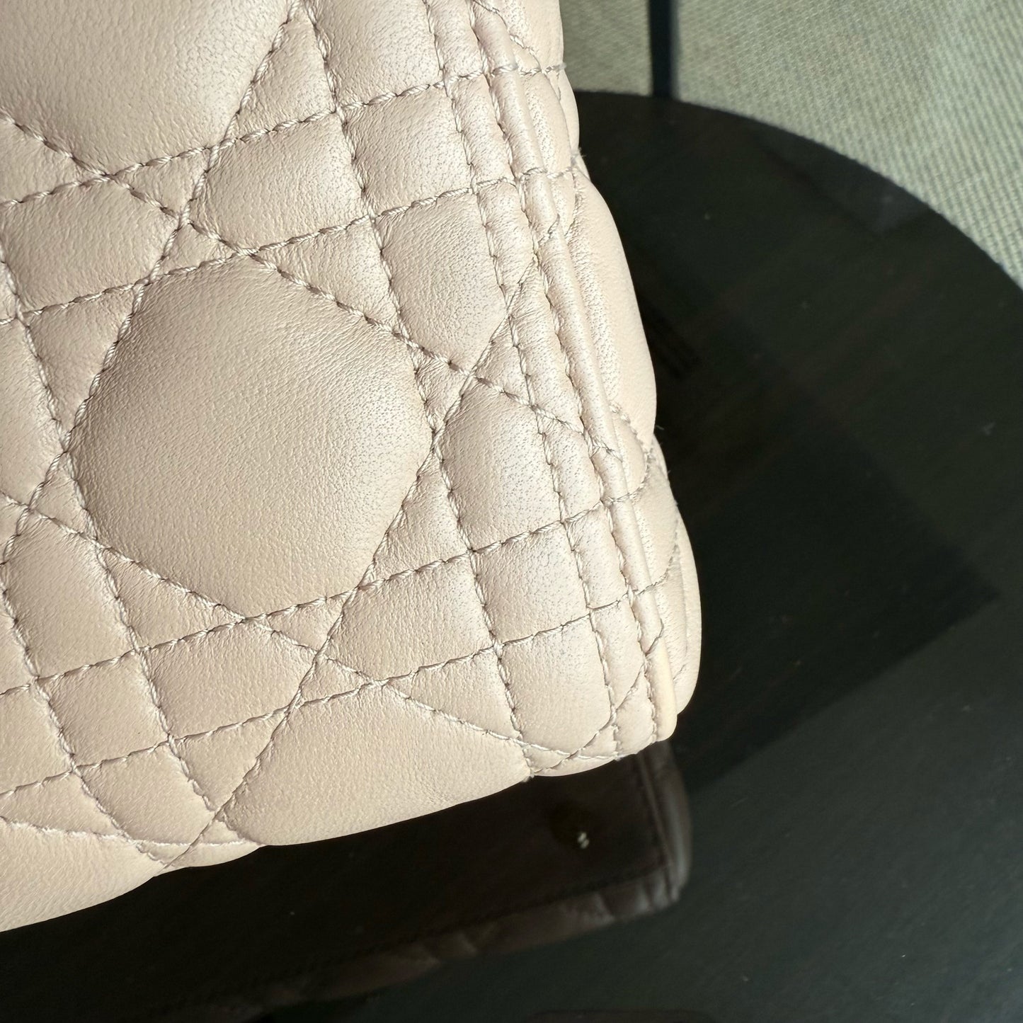 Kovancy Lady Moyen - Cuir d'agneau Cannage beige clair, finitions dorées