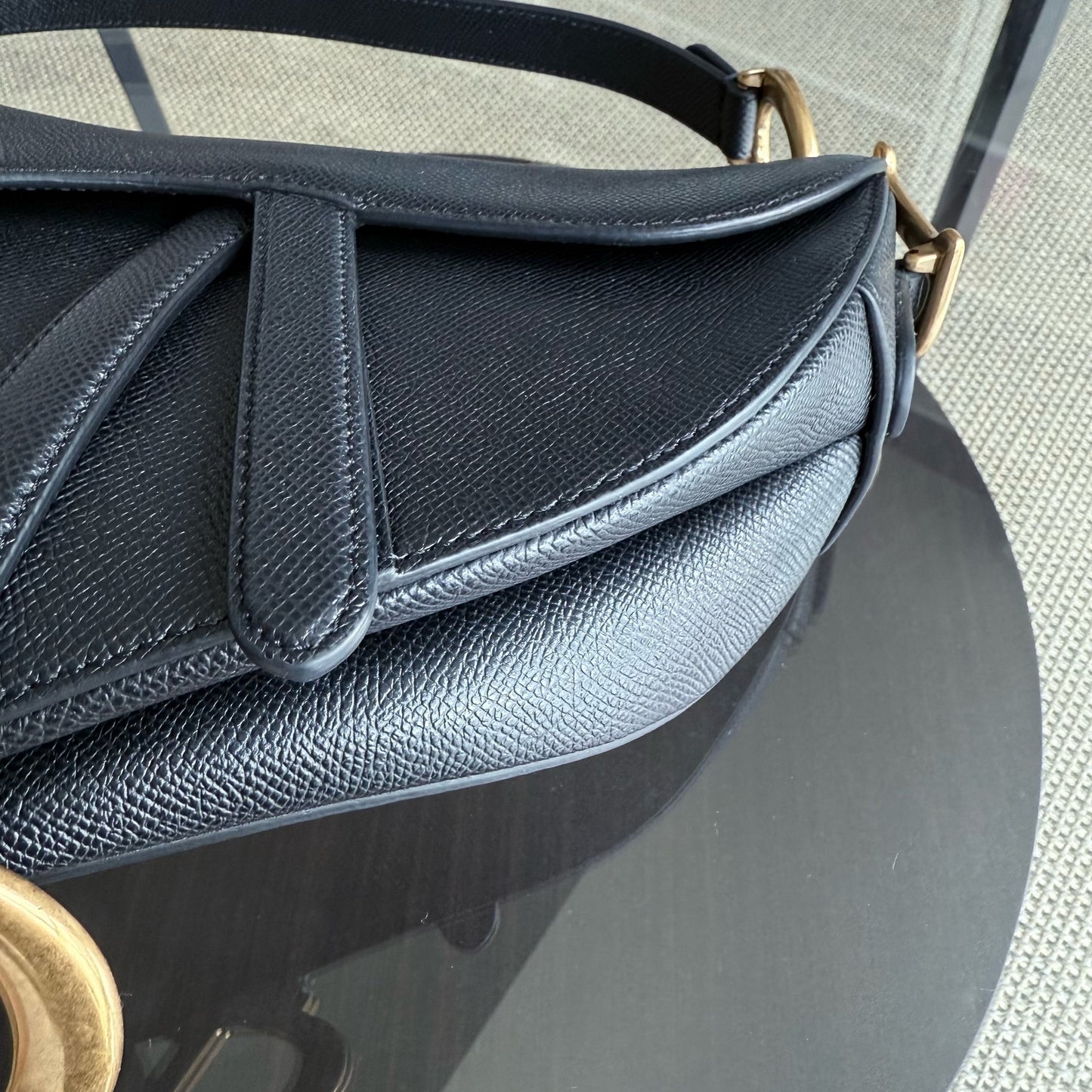 Kovancy Selle Medium avec sangle - Cuir de veau grainé noir, finitions dorées