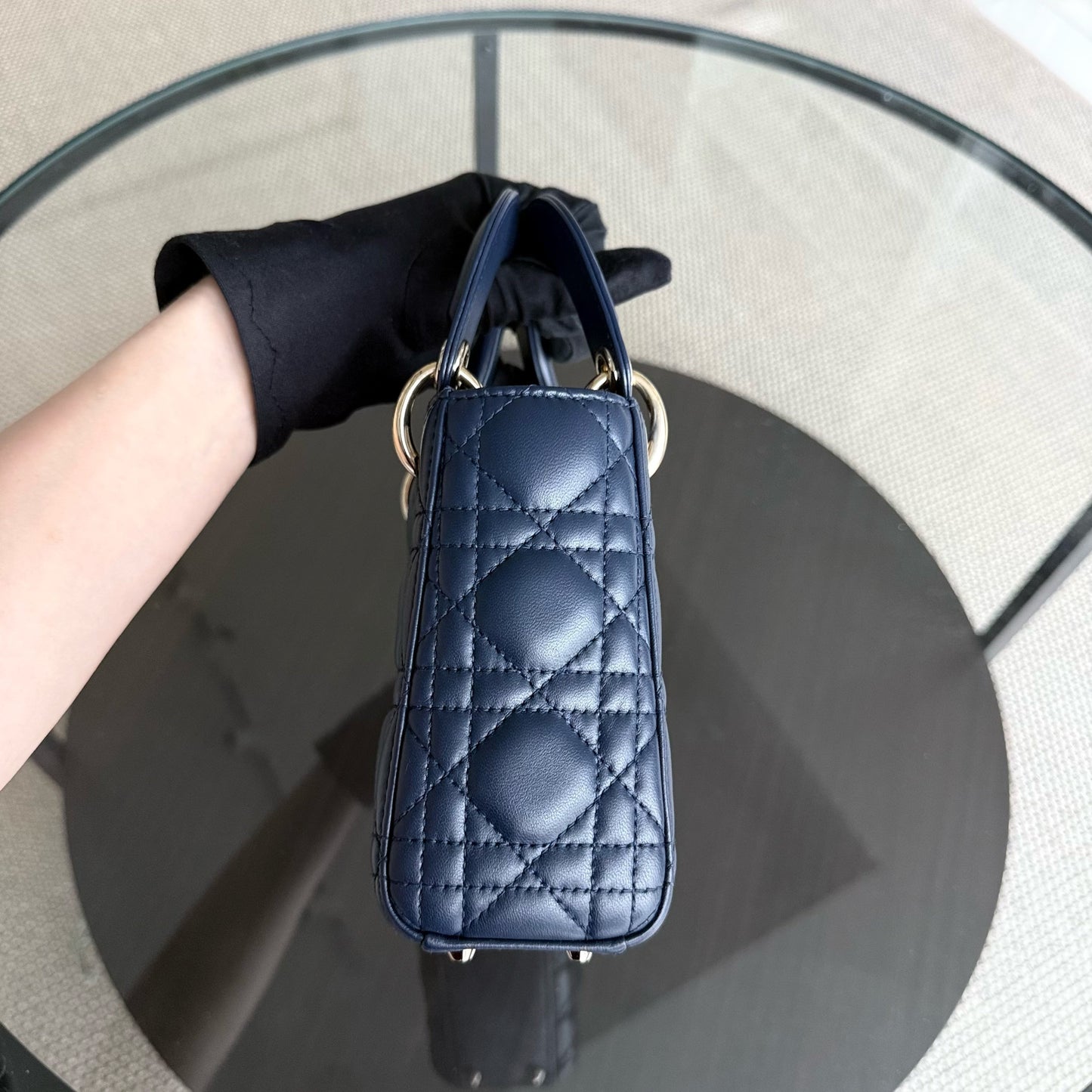 Kovancy Lady Mini - Bandoulière réglable en cuir d'agneau Cannage bleu foncé avec finitions dorées