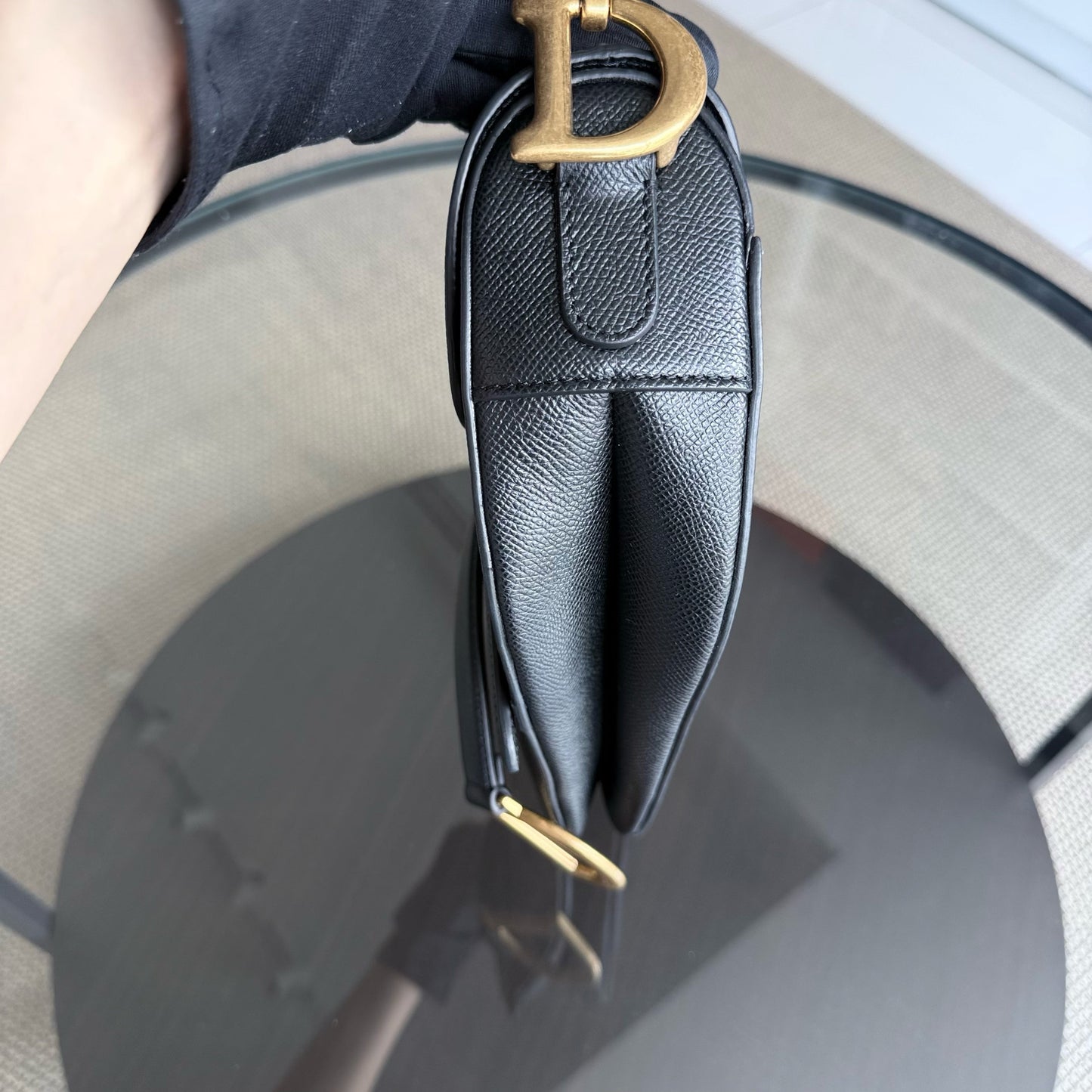 Kovancy Selle Medium avec sangle - Cuir de veau grainé noir, finitions dorées