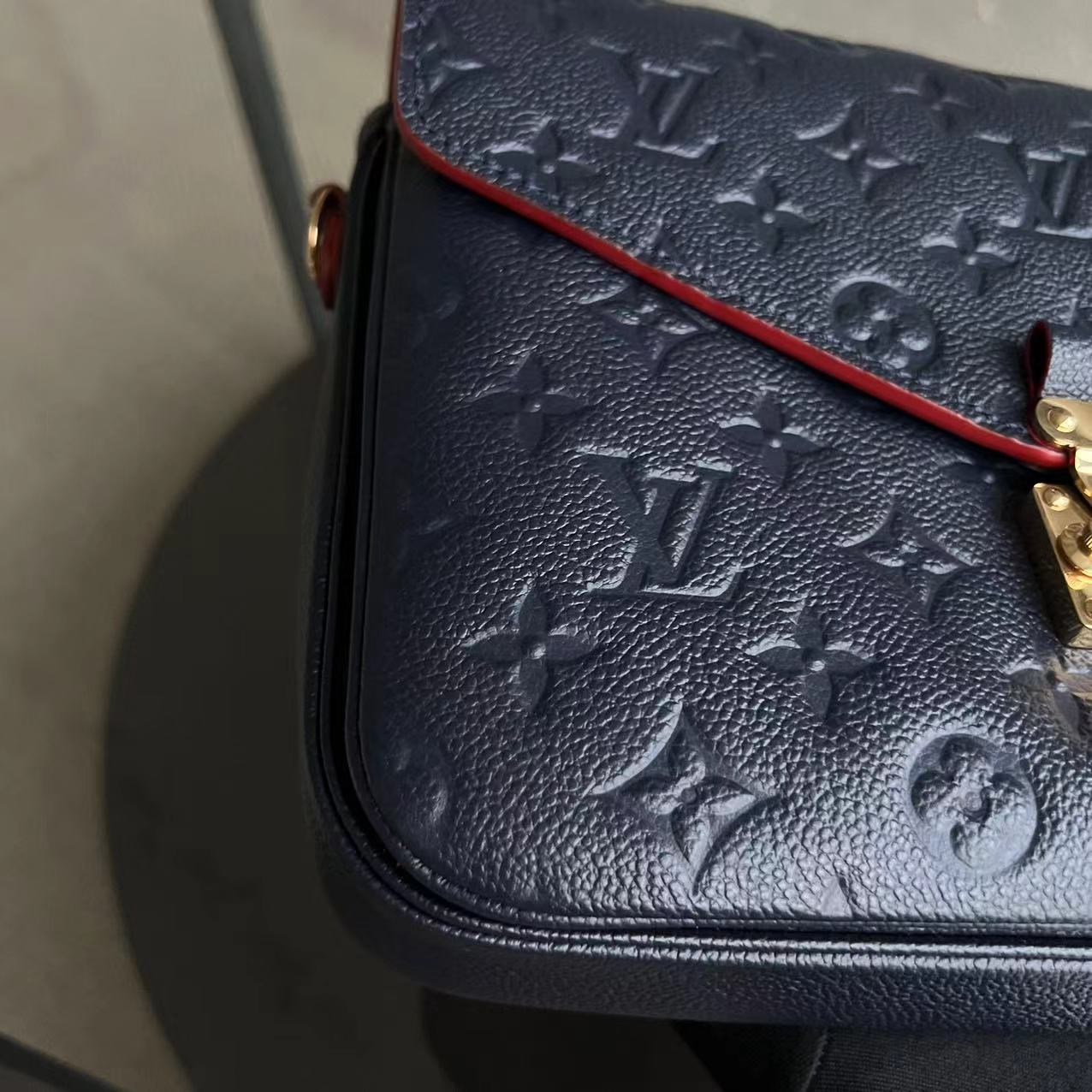 Kovancy Pochette Metis Calfskin Empreinte Marine Rouge Matériel Doré