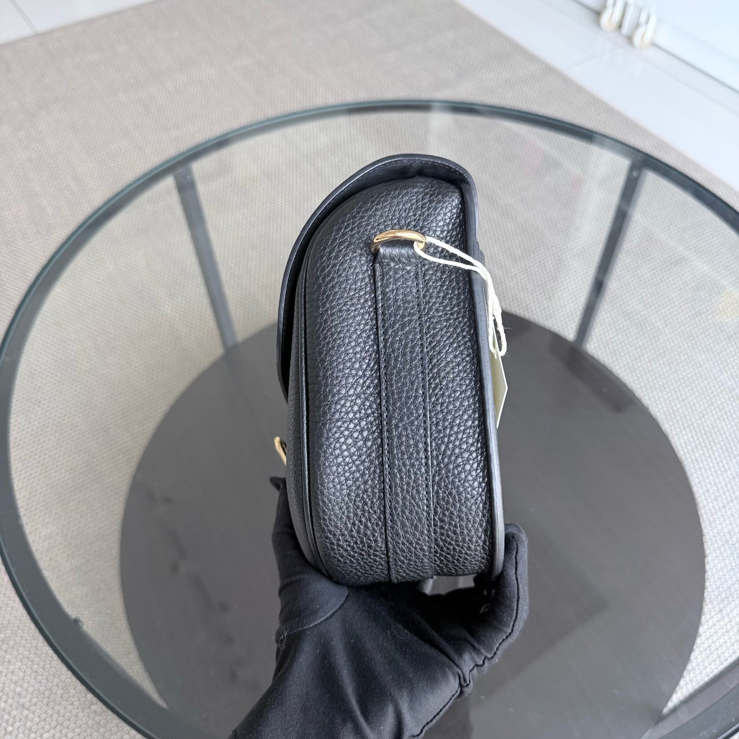 Kovancy Bijou Bobby Large - Cuir caviar noir, finitions dorées, bandoulière