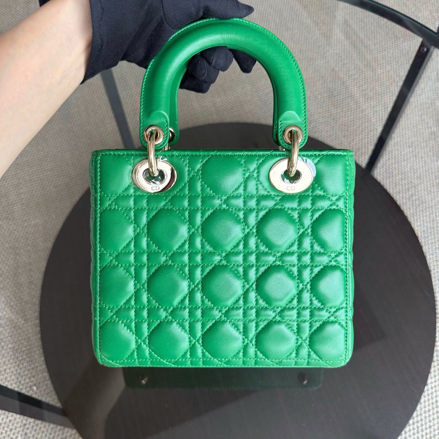 Kovancy Lady Petit rabat - Cuir d'agneau Cannage vert et finitions dorées