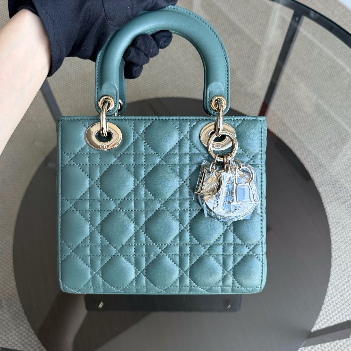 Kovancy Lady Petit rabat - Cuir d'agneau Cannage vert, ferrures dorées avec breloques