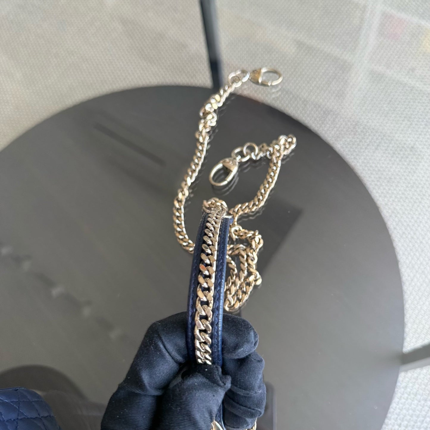 Kovancy Lady Mini - Bandoulière en cuir d'agneau Cannage bleu foncé avec chaîne et quincaillerie dorée
