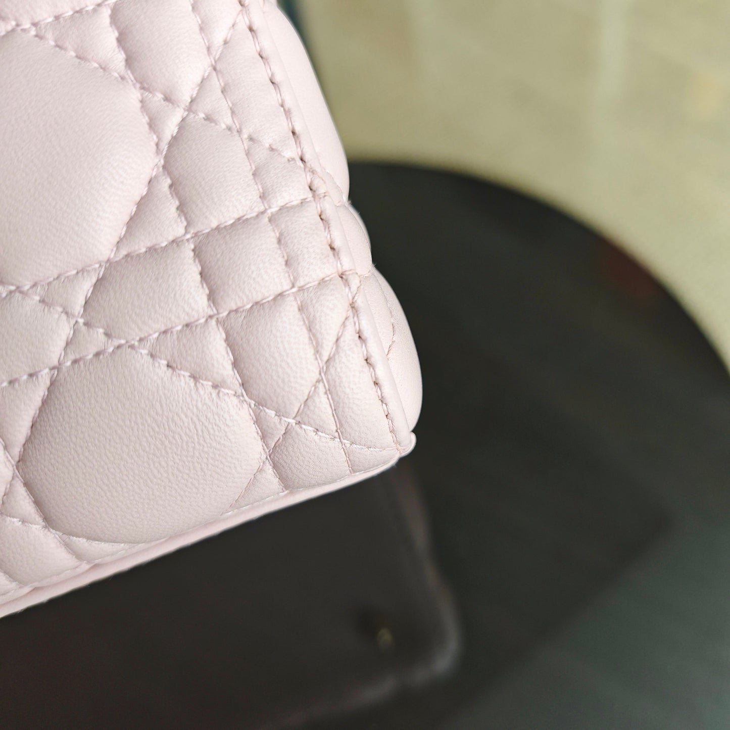 Kovancy Lady Cuir d'agneau Cannage moyen rose clair, accessoires dorés