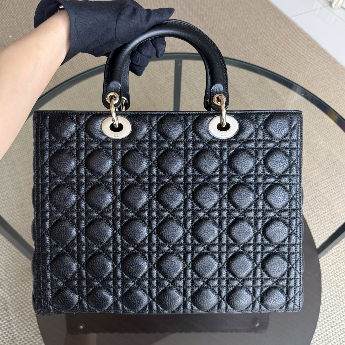 Kovancy Lady Grand rabat en cuir caviar cannage noir GHW sans bandoulière