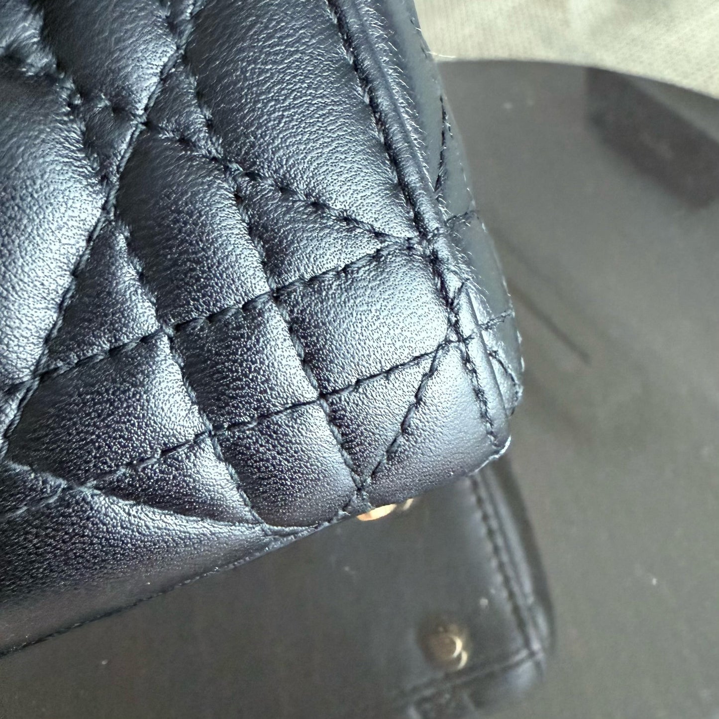 Kovancy Lady Mini - Bandoulière réglable en cuir d'agneau noir Cannage avec quincaillerie dorée