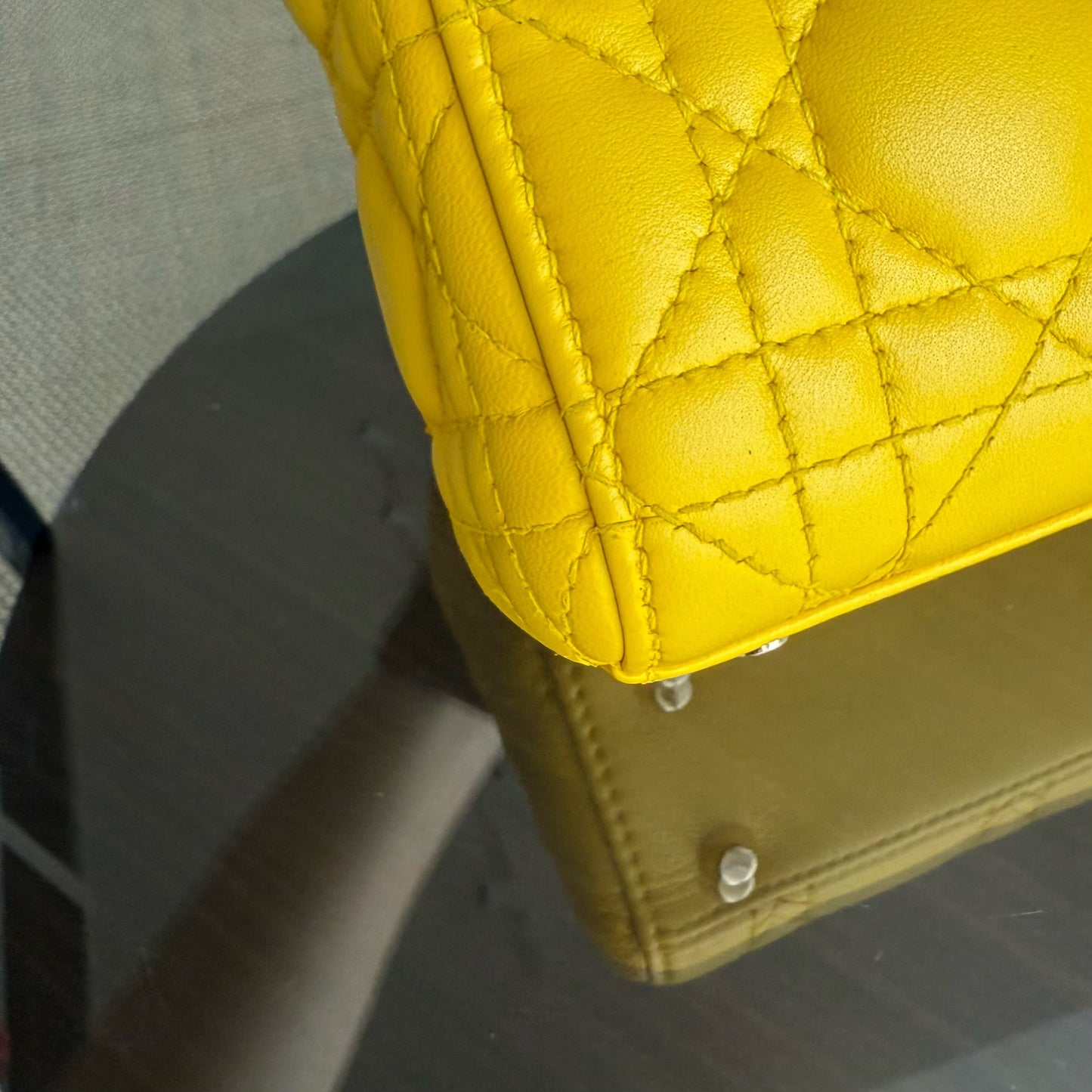 Kovancy Lady Mini - Cuir d'agneau Cannage, détails en or jaune, bandoulière ajustable
