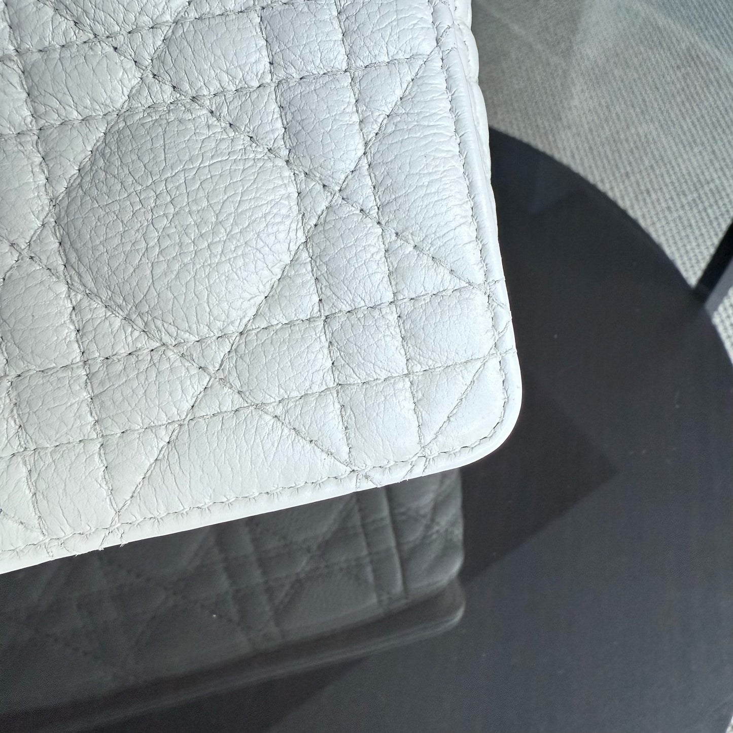 Kovancy Caro Medium - Cuir de veau grainé Cannage, finitions en or blanc