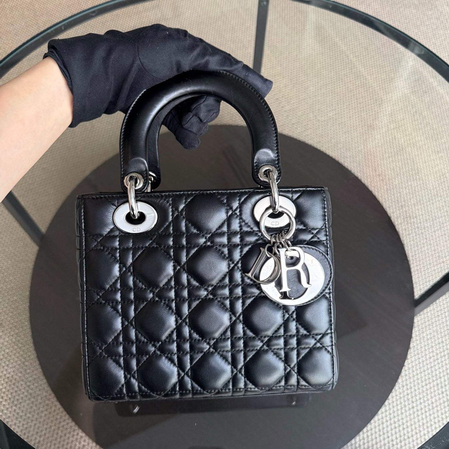 Kovancy Lady Petit rabat - Cuir d'agneau Cannage noir et quincaillerie argentée