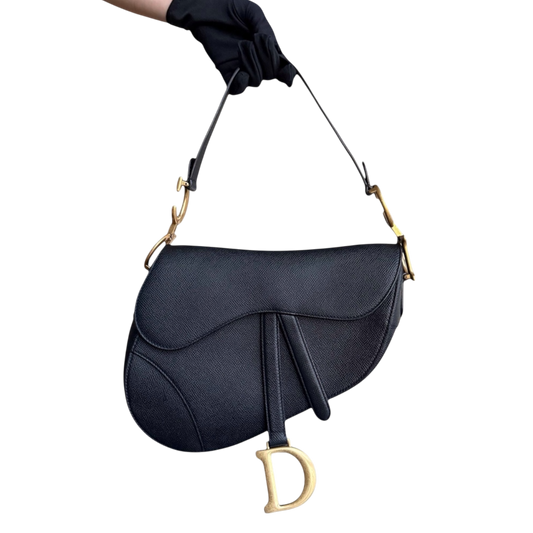 Kovancy Saddle Medium - Cuir de veau grainé caviar, finitions dorées noires