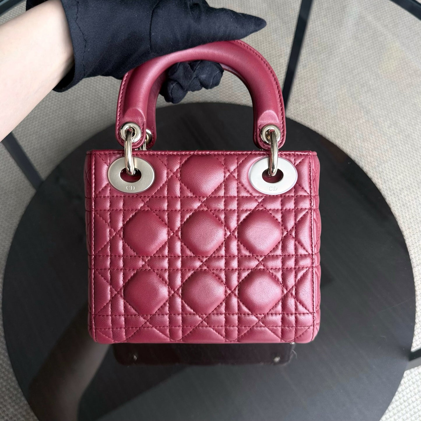 Kovancy Lady Mini - Bracelet chaîne en cuir d'agneau Cannage rouge foncé avec quincaillerie dorée