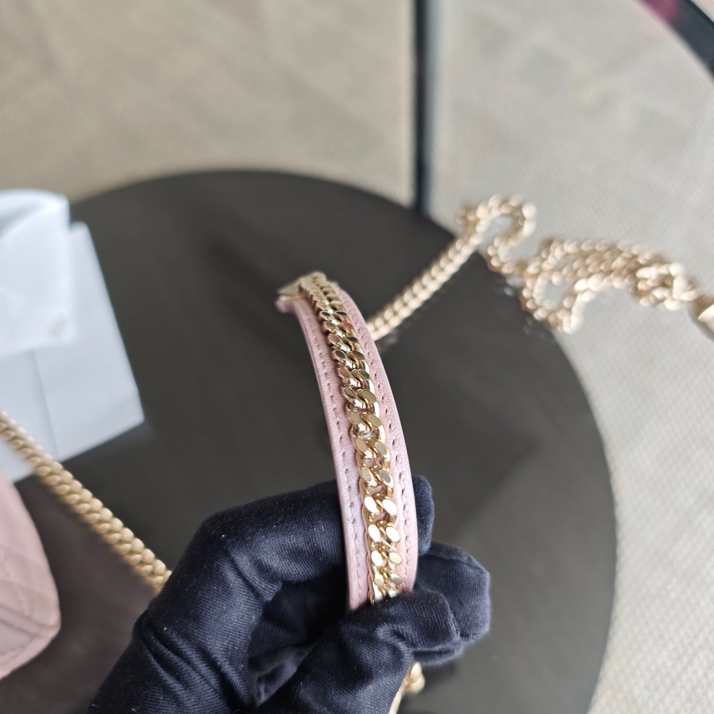 Kovancy Lady Mini - Bracelet chaîne en cuir d'agneau rose clair Cannage et finitions dorées