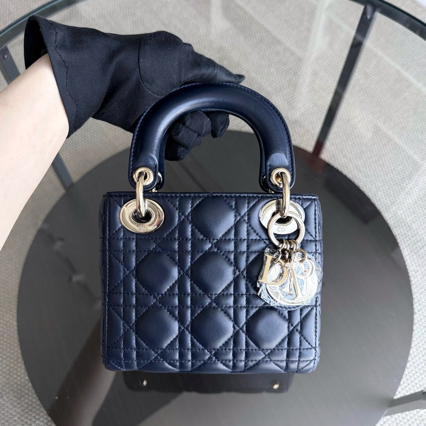 Kovancy Lady Mini - Bandoulière en cuir d'agneau Cannage bleu foncé avec chaîne et quincaillerie dorée