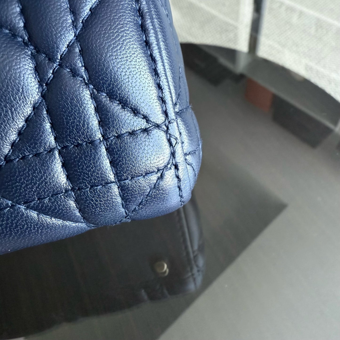 Kovancy Lady Mini - Bandoulière en cuir d'agneau Cannage bleu foncé avec chaîne et quincaillerie dorée