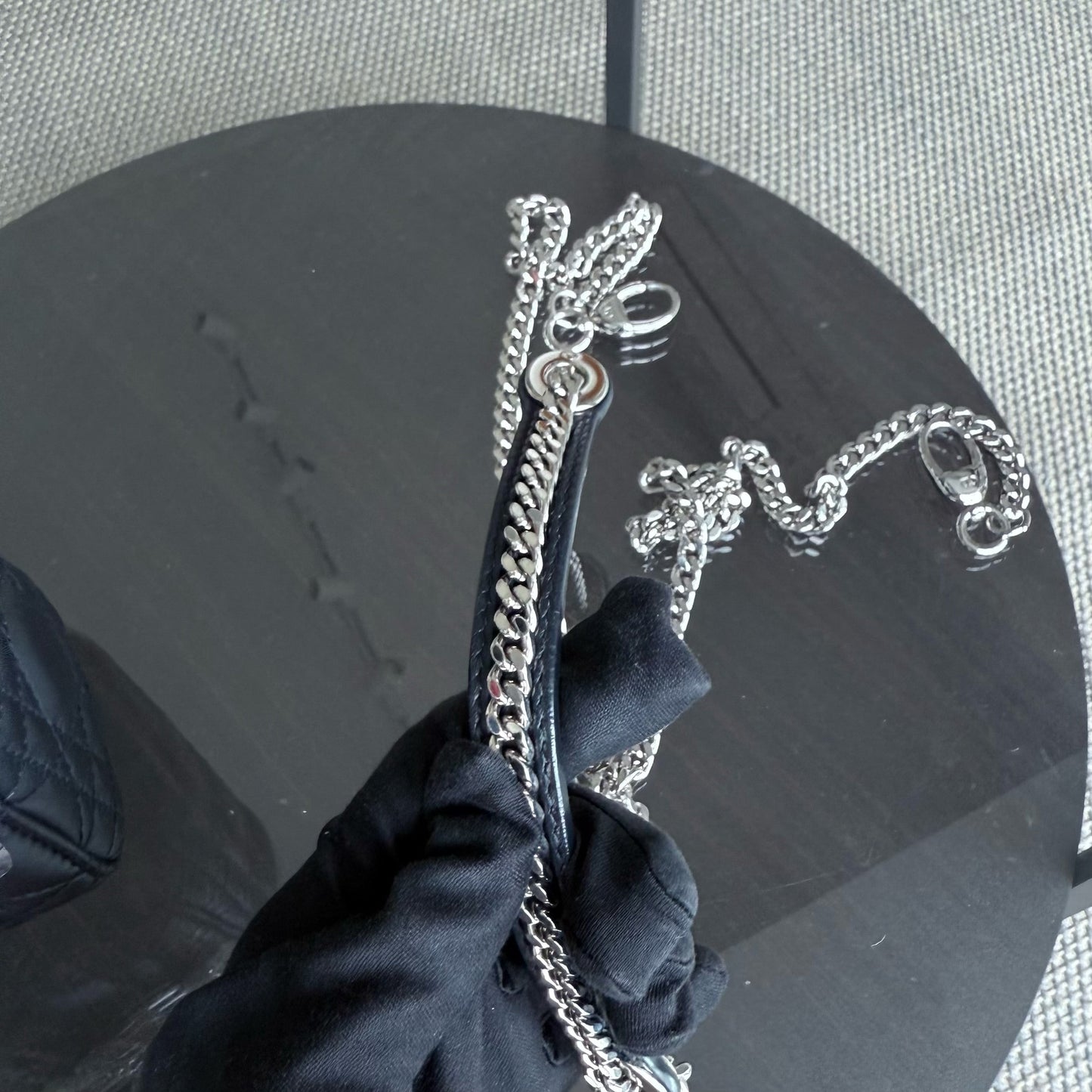 Kovancy Lady Mini - Bracelet chaîne en cuir d'agneau Cannage bleu nuit avec détails argentés