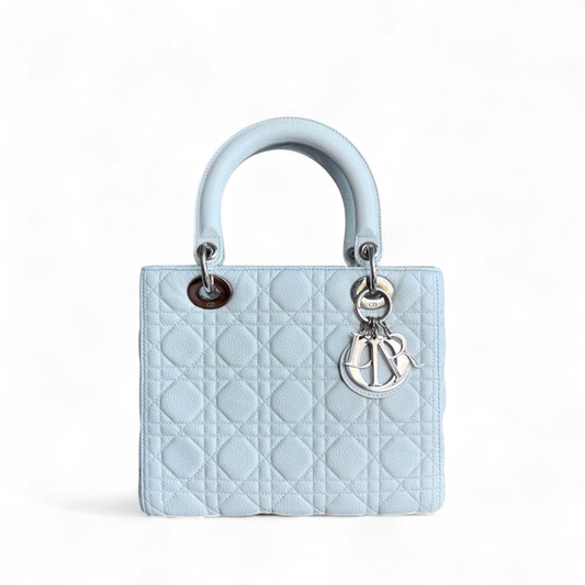 Kovancy Lady Caviar moyen - Cuir de veau grainé Cannage Glacier White Ice Blue Ferrures argentées SANS SANGLE