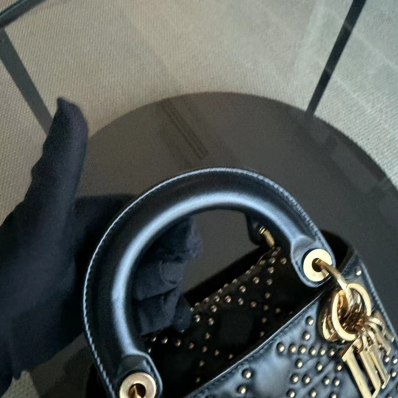 Kovancy Lady Mini sac en cuir d'agneau matelassé clouté noir avec accessoires dorés