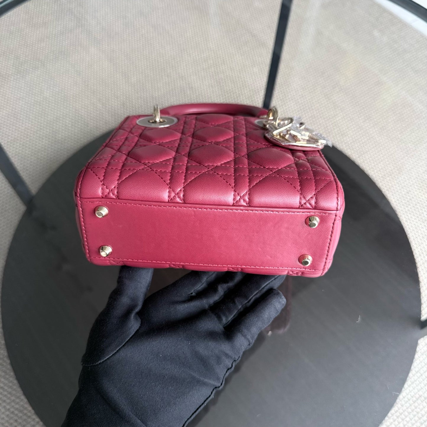 Kovancy Lady Mini - Bracelet chaîne en cuir d'agneau Cannage rouge foncé avec quincaillerie dorée
