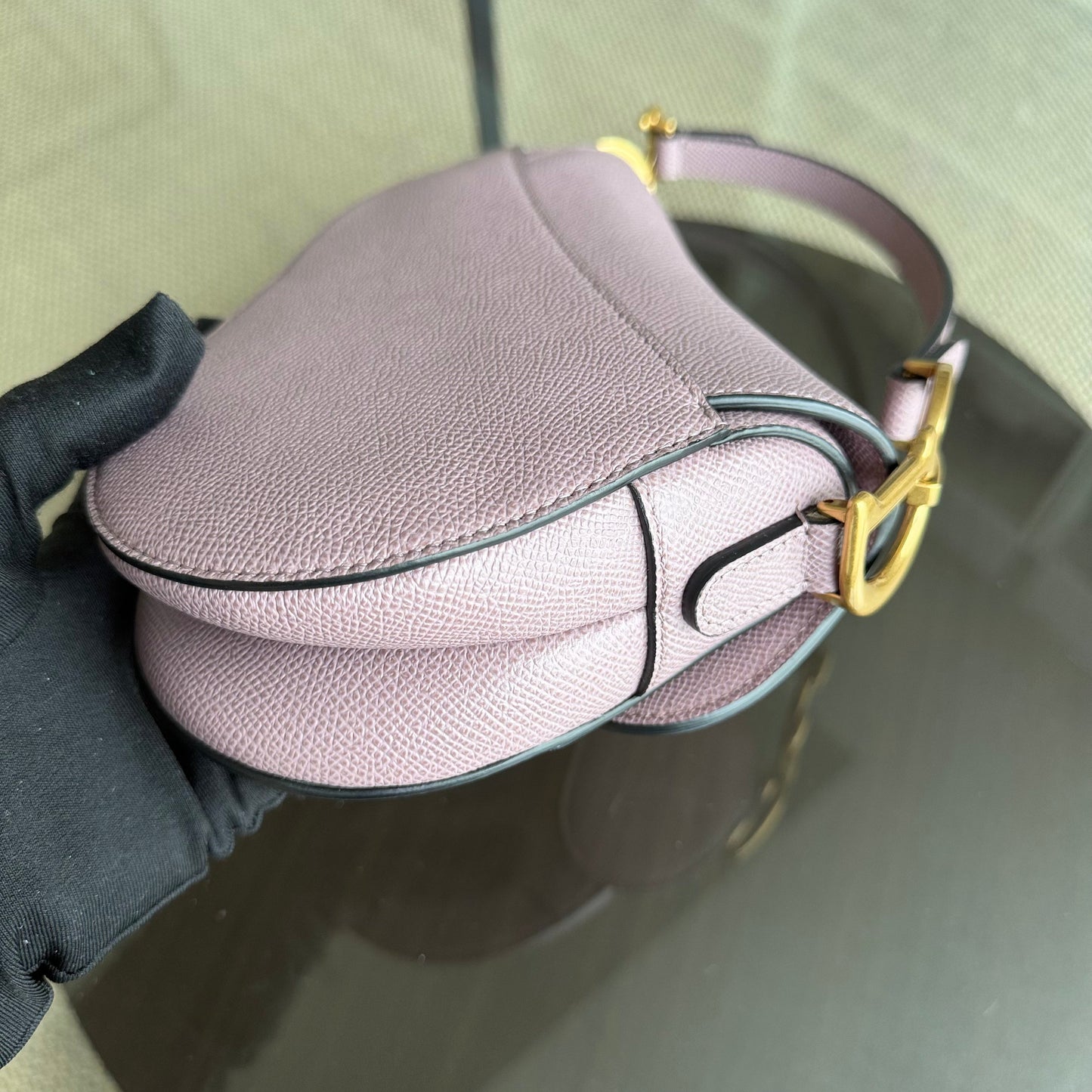 Kovancy Saddle Small - Bandoulière ajustable en cuir de veau grainé Nude Rose Hardware Gold