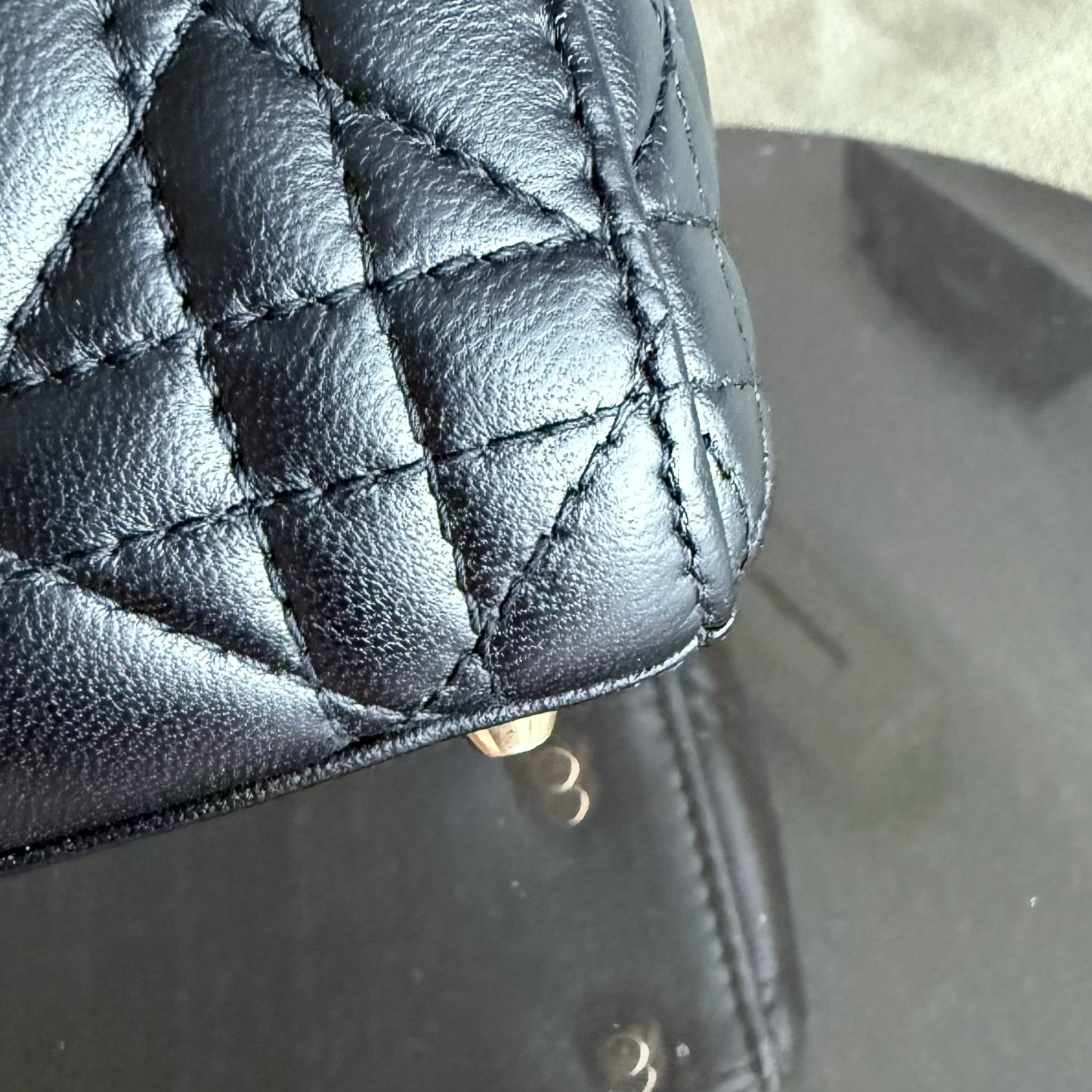 Kovancy Lady Mini - Bandoulière réglable en cuir d'agneau noir Cannage avec quincaillerie dorée