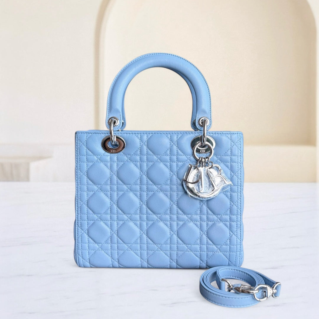 Kovancy Lady Cuir d'agneau Cannage moyen bleu clair avec accessoires argentés