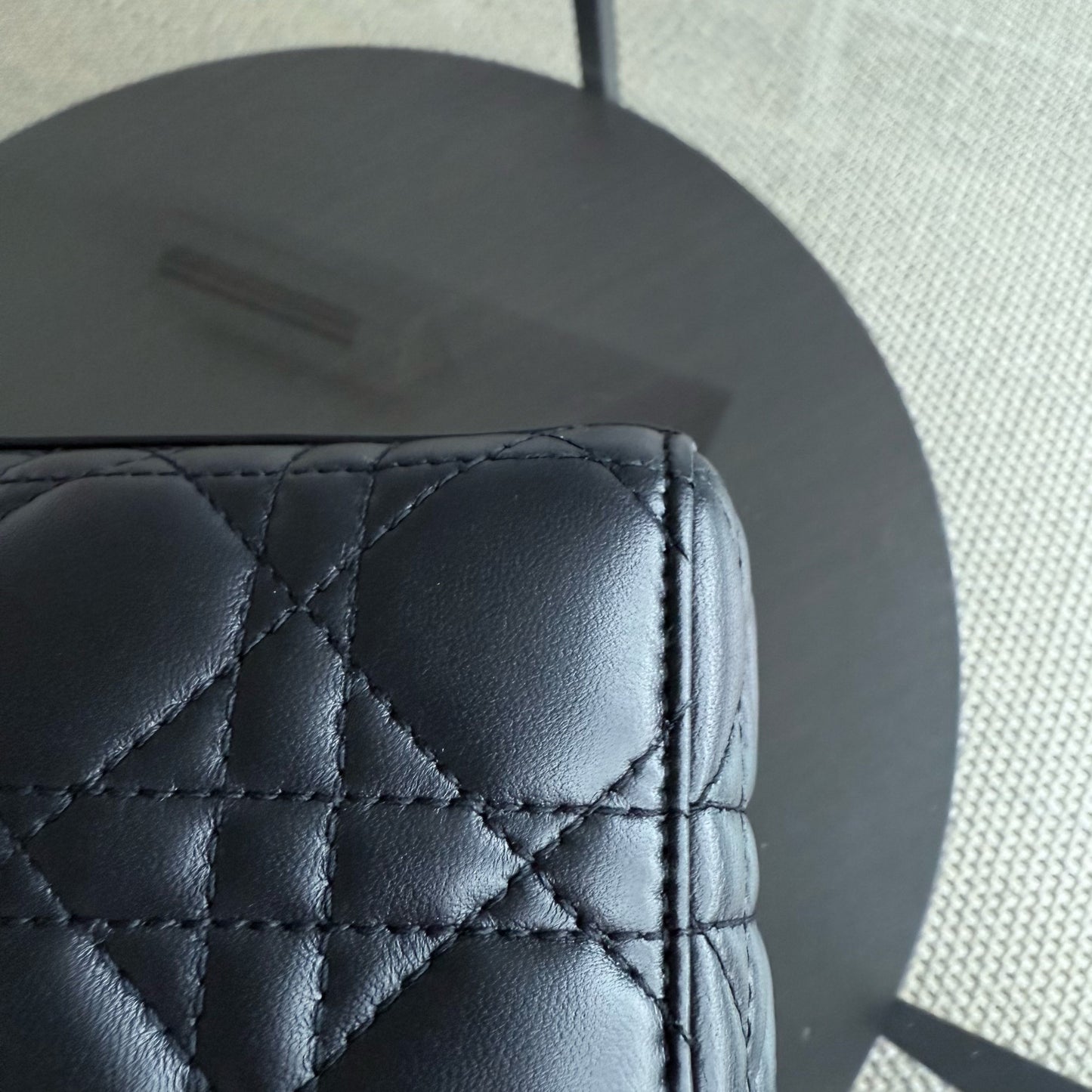 Kovancy Lady Petit modèle - Cuir d'agneau Cannage noir et matériel doré