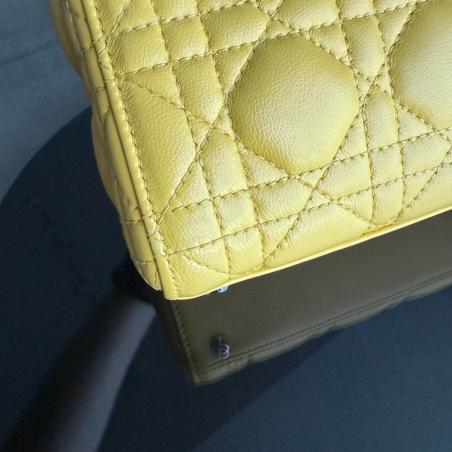 Kovancy Lady Mini Flap - Cuir d'agneau Cannage jaune, sangle chaîne, quincaillerie argentée, quincaillerie argentée