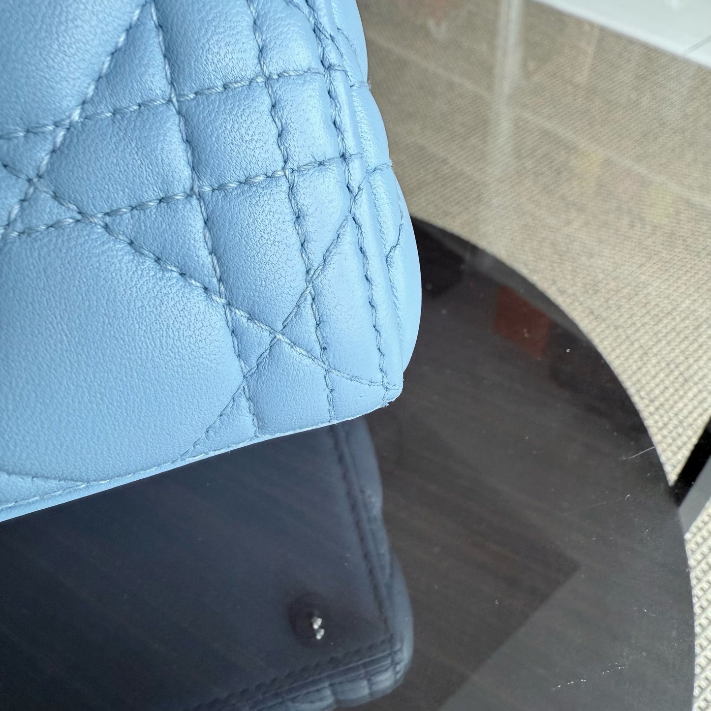 Kovancy Lady Cuir d'agneau Cannage moyen bleu clair avec accessoires argentés